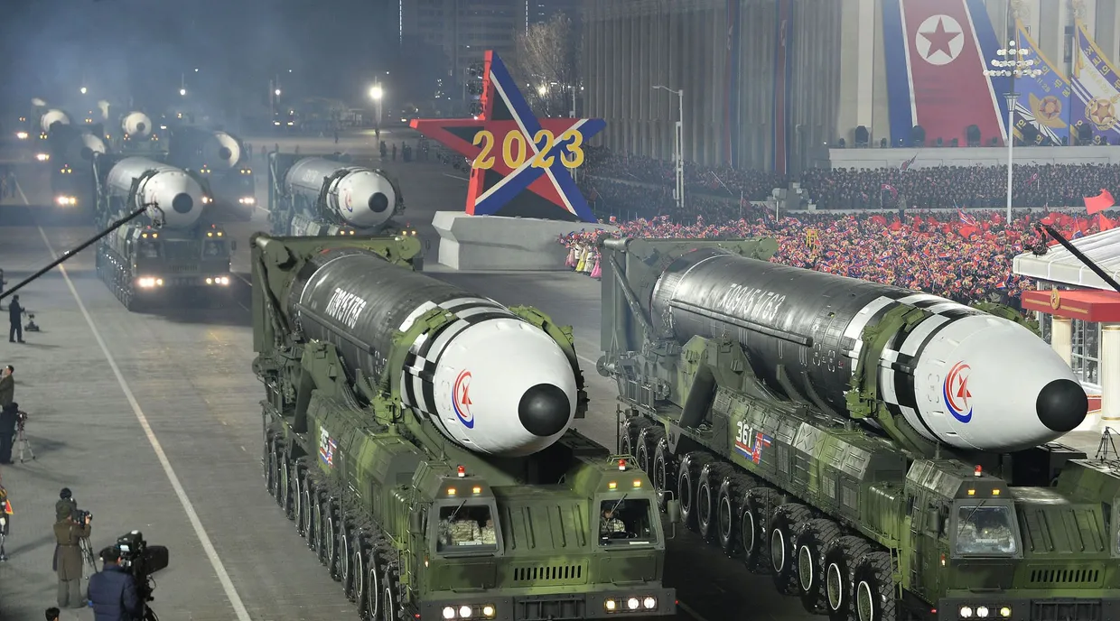 Interkontinentalraketen während einer Militärparade anlässlich des 75. Jahrestages der Gründung der Koreanischen Volksarmee auf dem Kim-Il-Sung-Platz im Februar.
