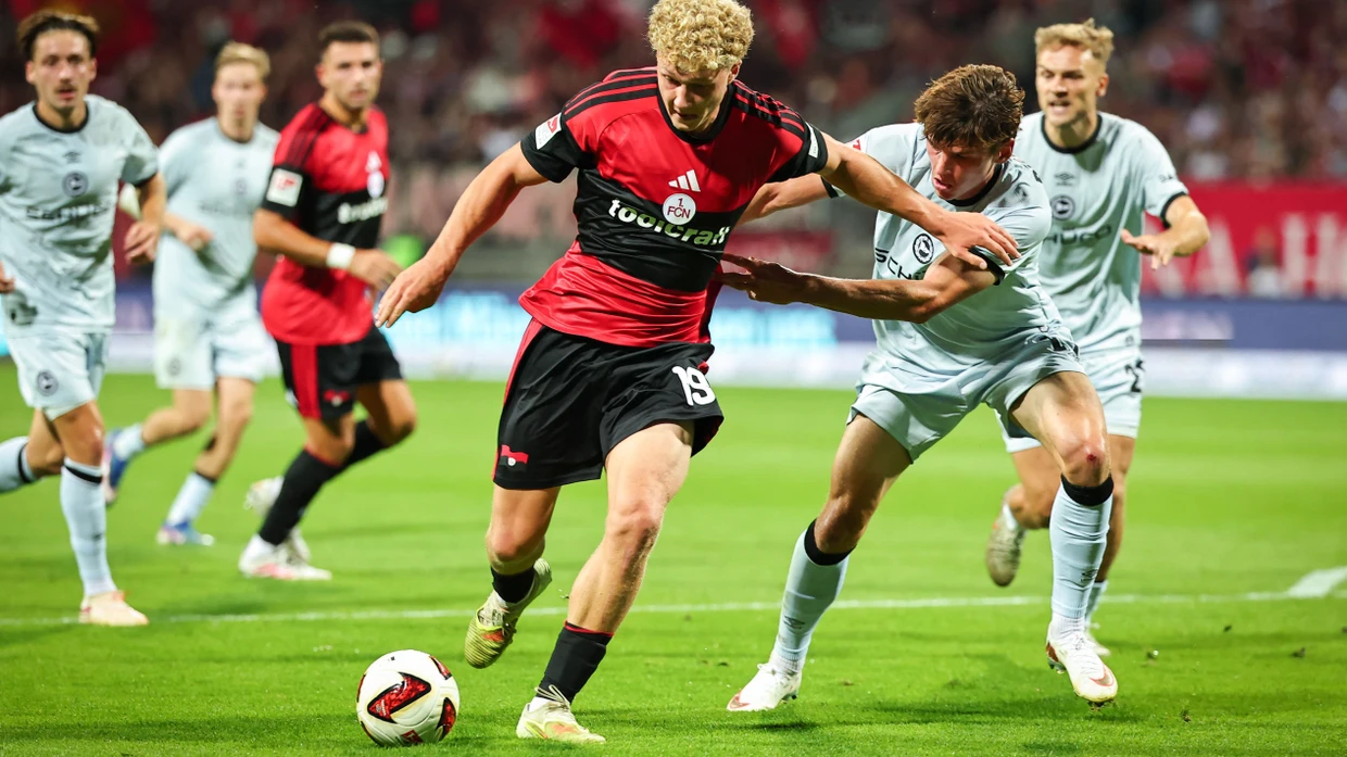 Piet Scobel (1. FC Nürnberg) und Maximilian Großer (Arminia Bielefeld) kämpfen im Zweikampf.