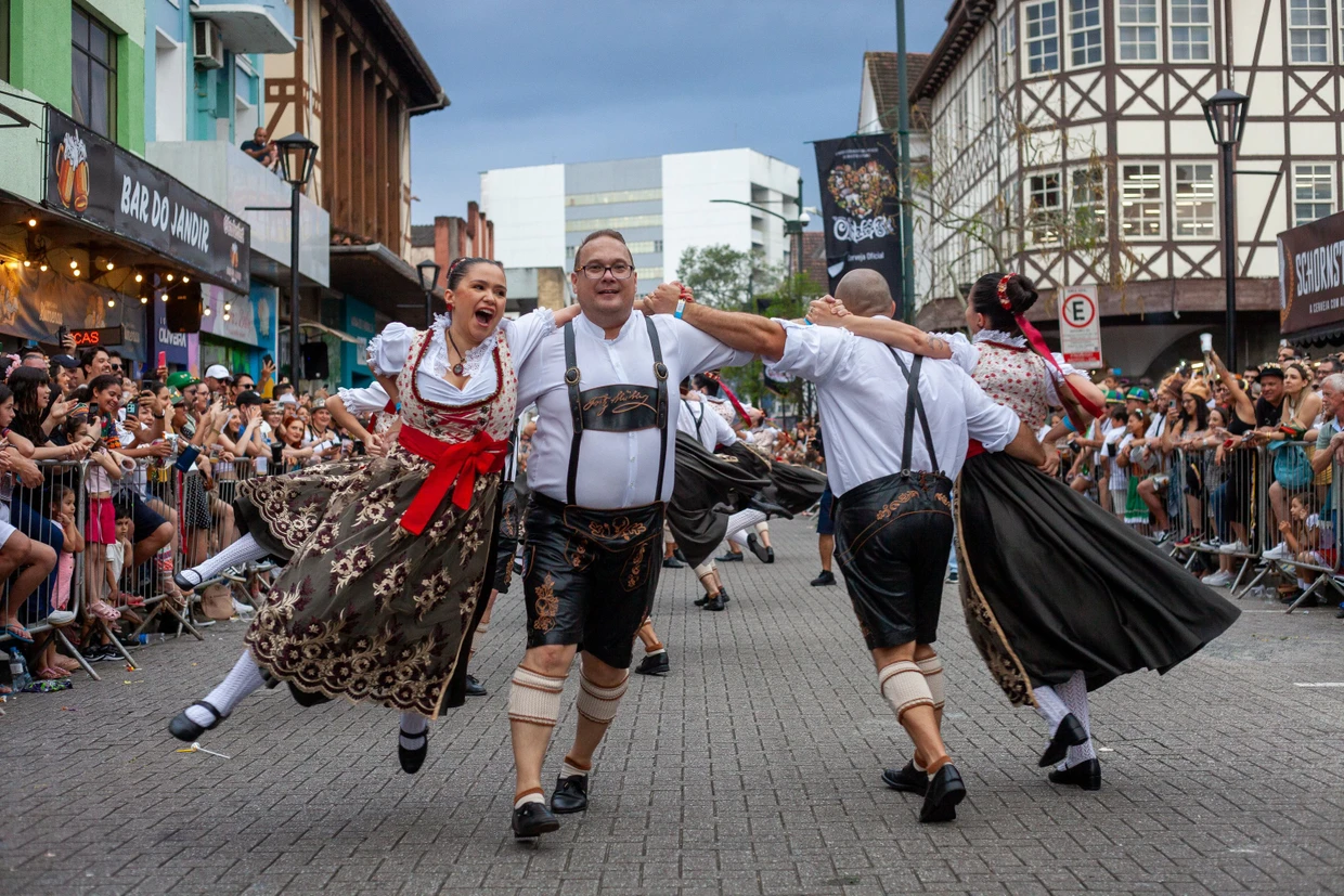 Nicht Bayern, sondern Brasilien: Paare in Trachten und Lederhosen tanzen beim Oktoberfest in Blumenau.