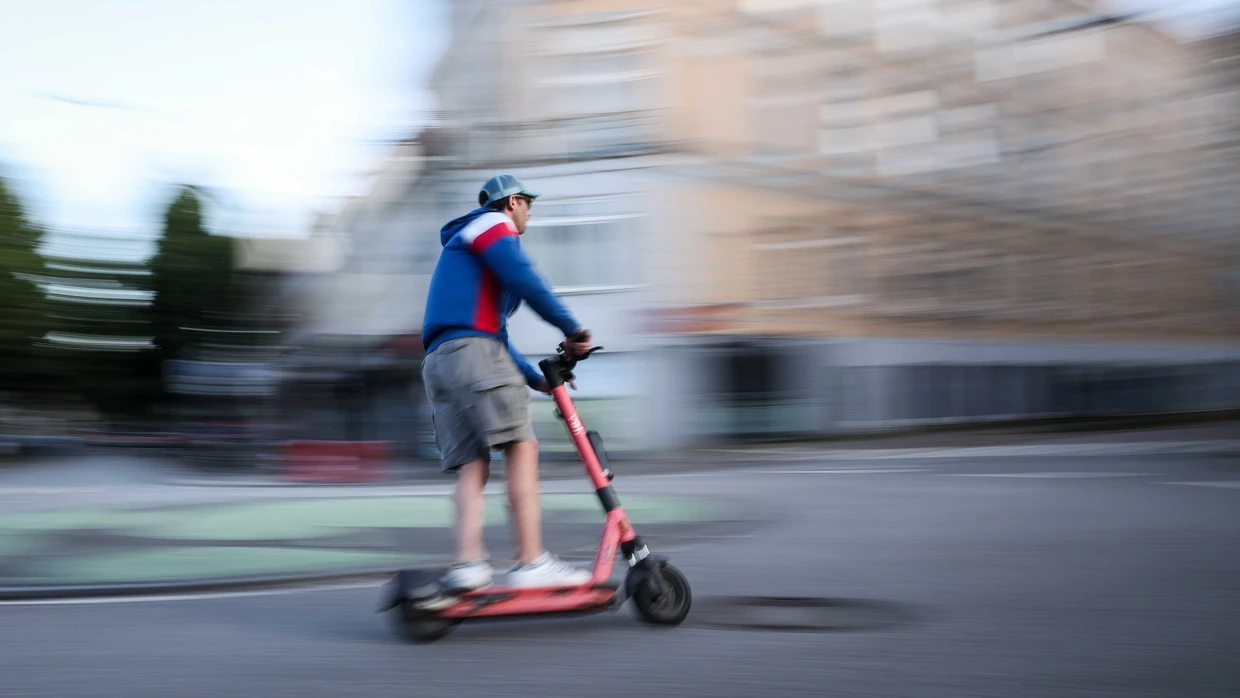 Bitte ohne Promille: Ein Mann ist auf einem E-Scooter unterwegs.