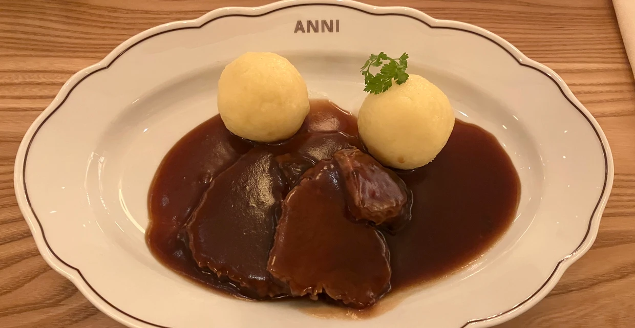 „Rôti de bœuf mariné“: So heißt der gute alte Sauerbraten mit Rotkohl, Kartoffelknödeln und Rotweinsoße in der „Anni Brasserie“ im Frankfurter Kimpton-Hotel.
