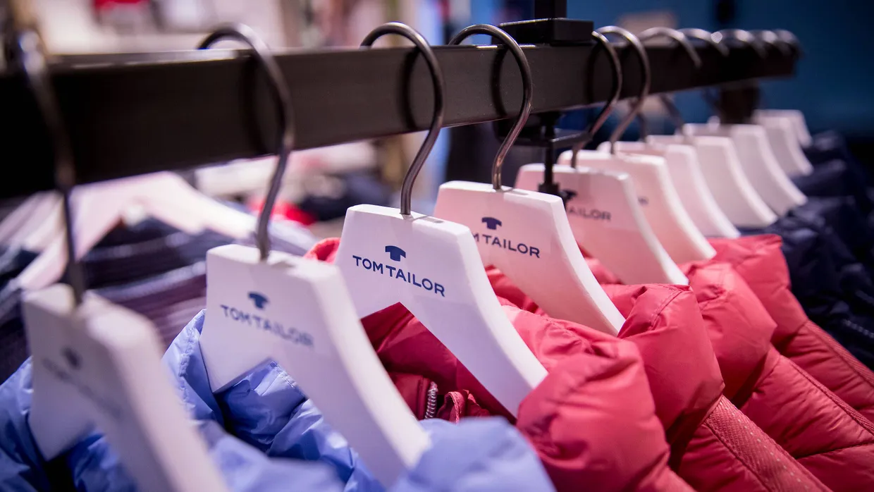 Kleidung der Modekette Tom Tailor hängt in einer Show-Filiale in der Zentrale in Hamburg.