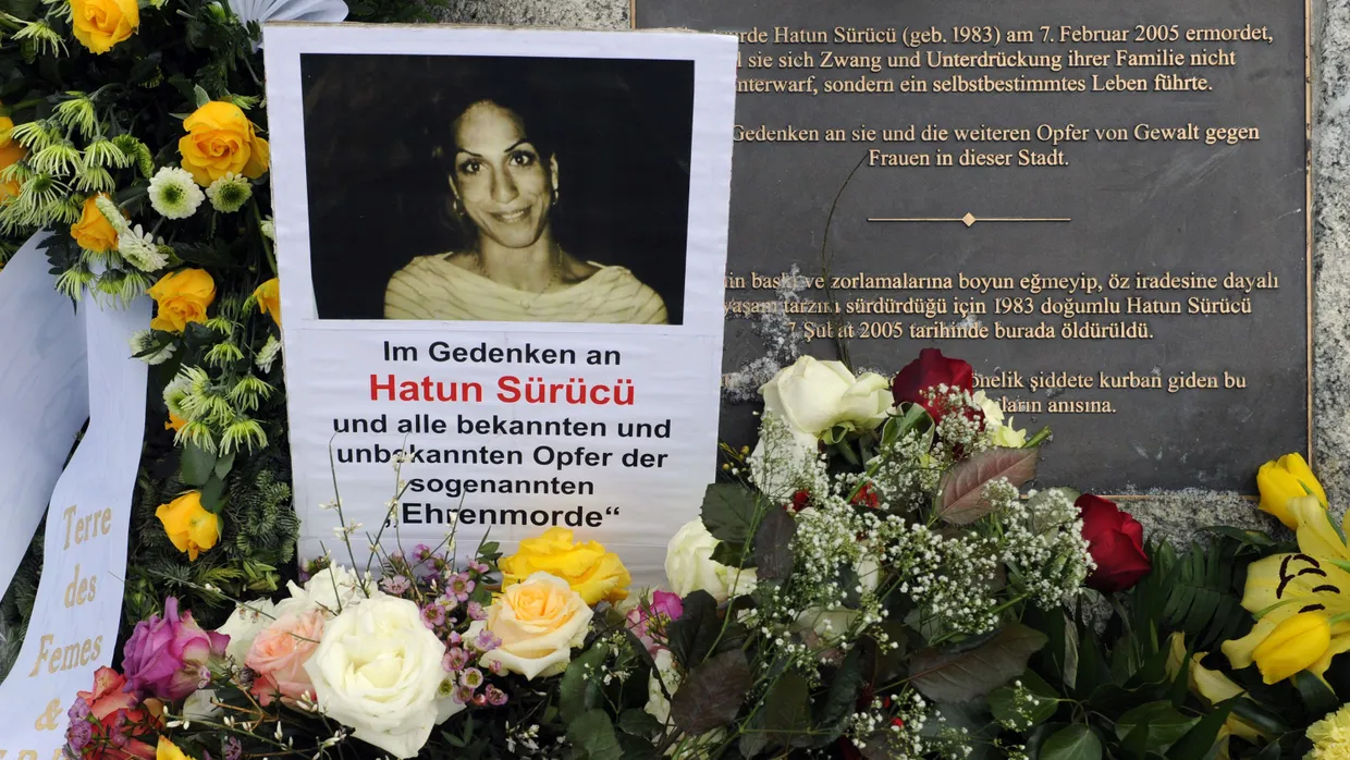 Blumen und Kränze liegen neben einem Gedenkstein für die am 07.02.2005 ermordete Hatun Sürücü.