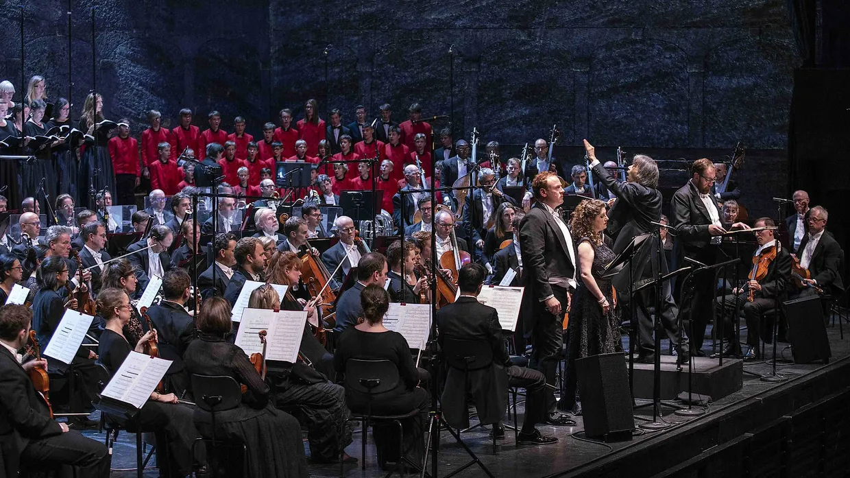 Schmiegsam-düster und kraftvoll-dynamisch: Kent Nagano dirigiert in der Felsenreitschule die Lukas-Passion.