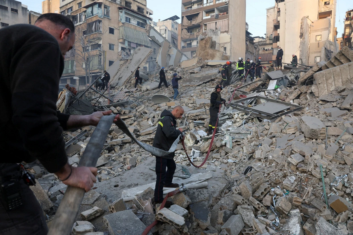 Rettungskräfte sind nach dem Angriff in Beirut im Einsatz.