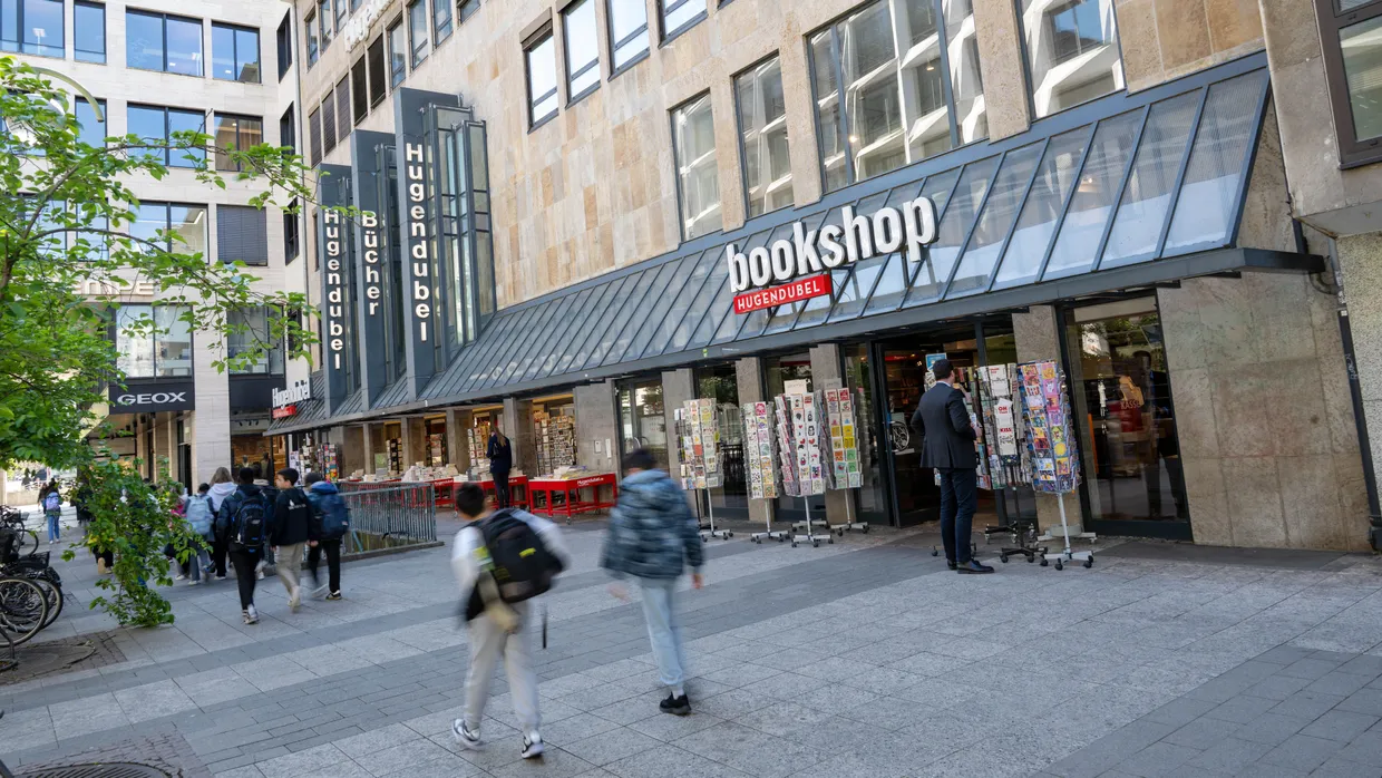 Wird bei laufendem Betrieb saniert: Die Buchhandlung Hugendubel am Steinweg
