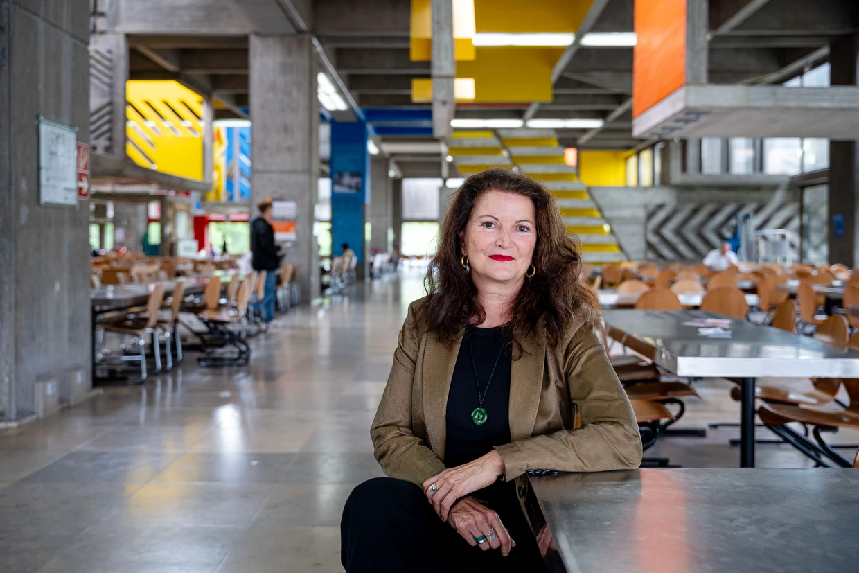 Mona Schrempf in der Mensa, die ihr Vater entworfen hat