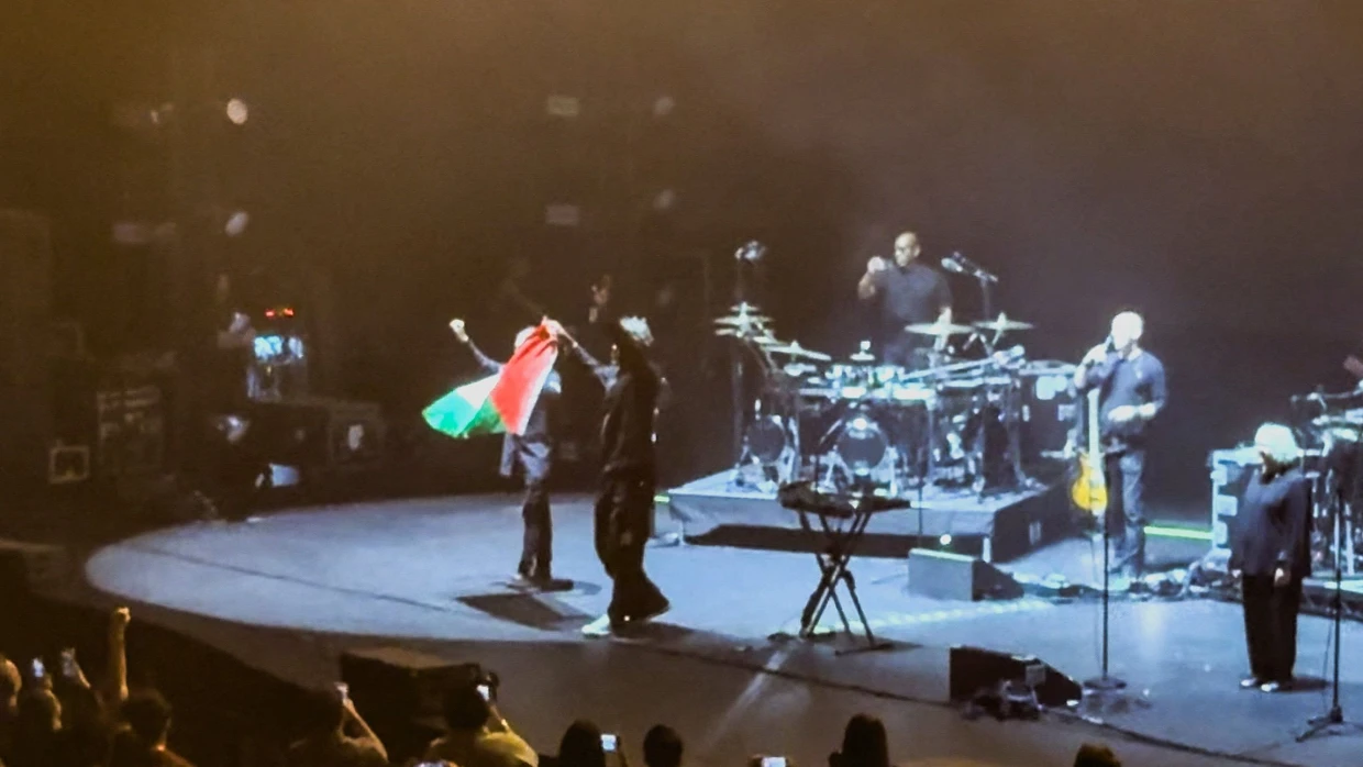 Politische Geste, die der Band viel Ärger einbrachte: Die britische Band Massive Attack zeigt bei ihrem Konzert am 29. Juli in Singapur die palästinensische Flagge.