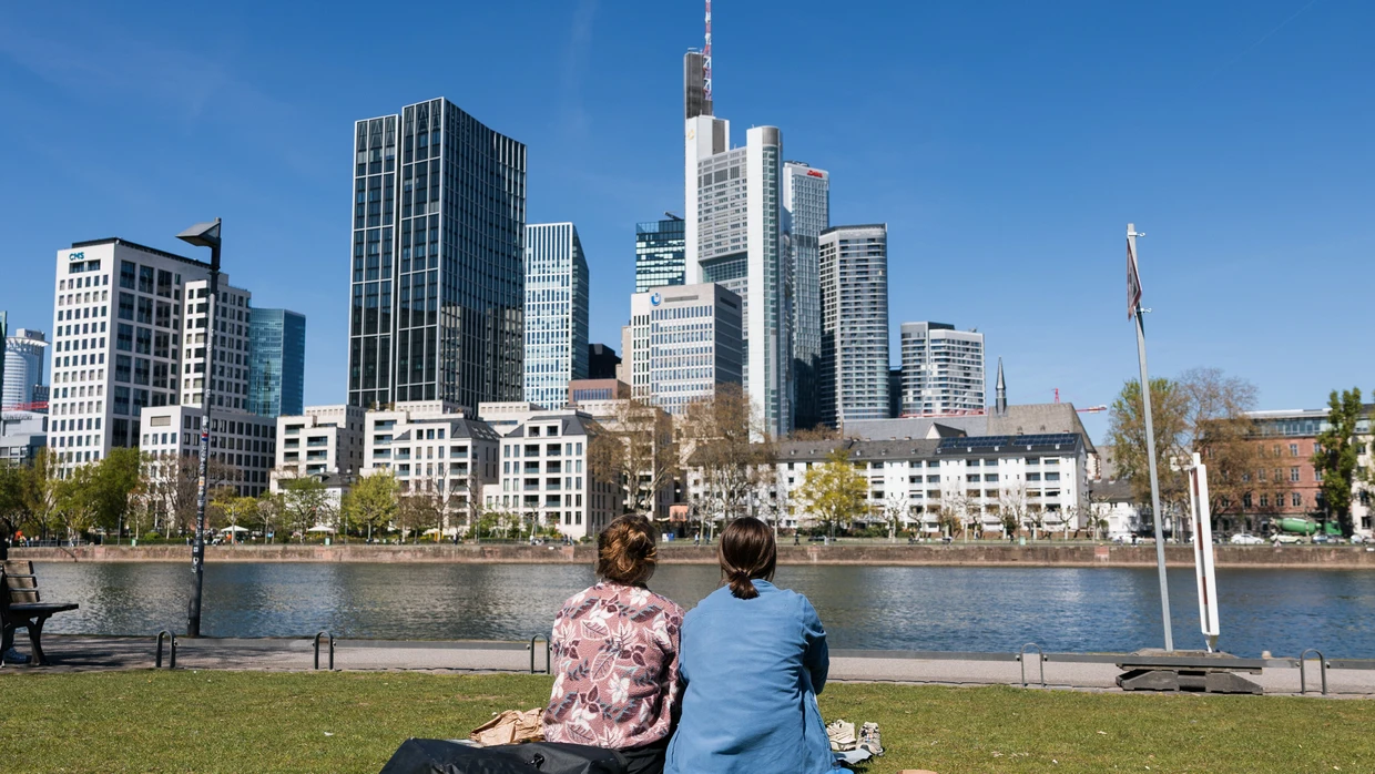 A conversation on the banks of the Main: How well can we listen to each other?