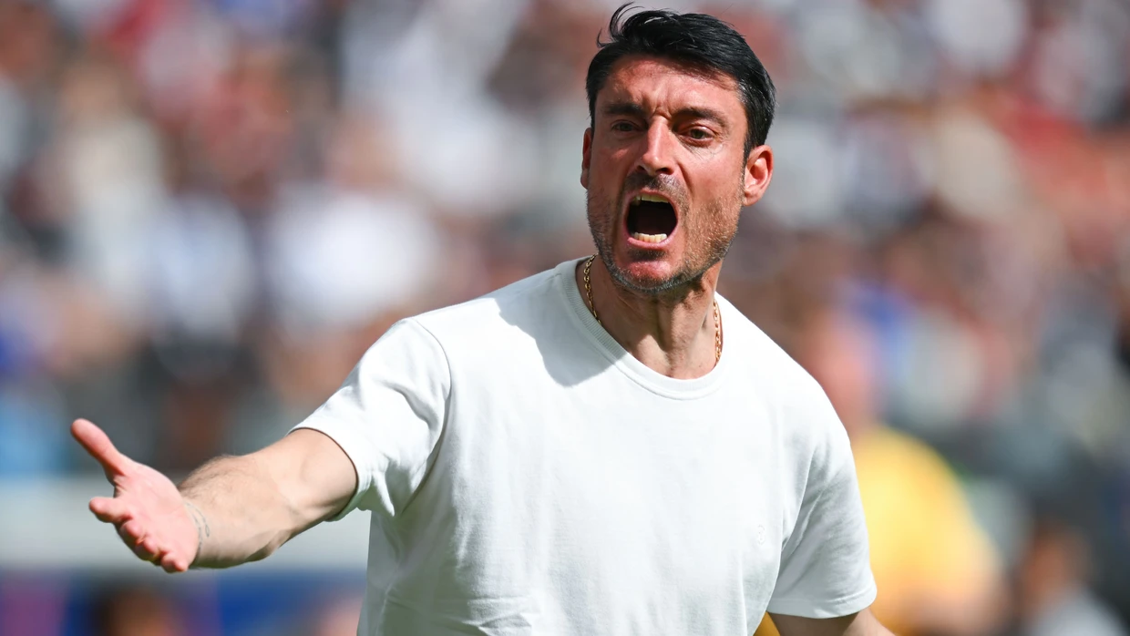 „This is not a bar“: Trainer Albert Riera wütet über die Umstände am Fußballstandort Frankfurt.