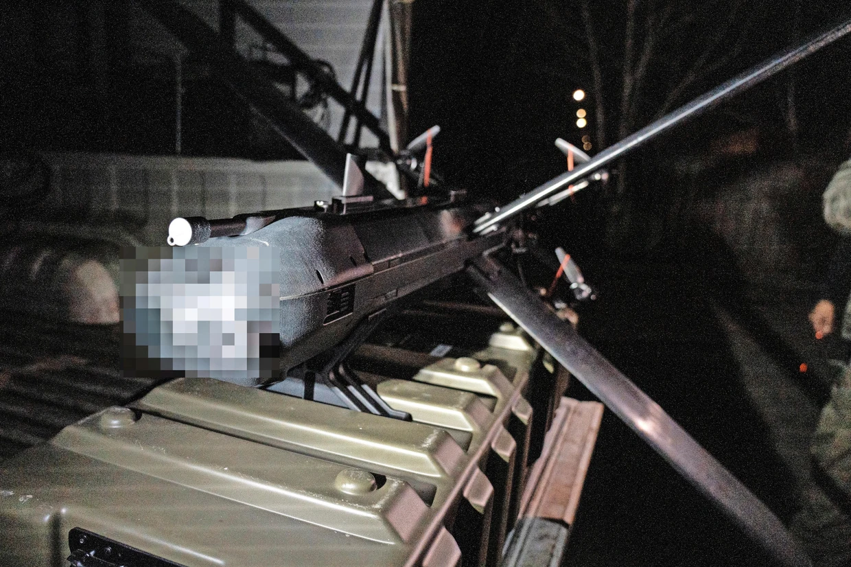 Hinter der Front holen ukrainische Piloten ihre HX-2 aus dem Kofferraum.