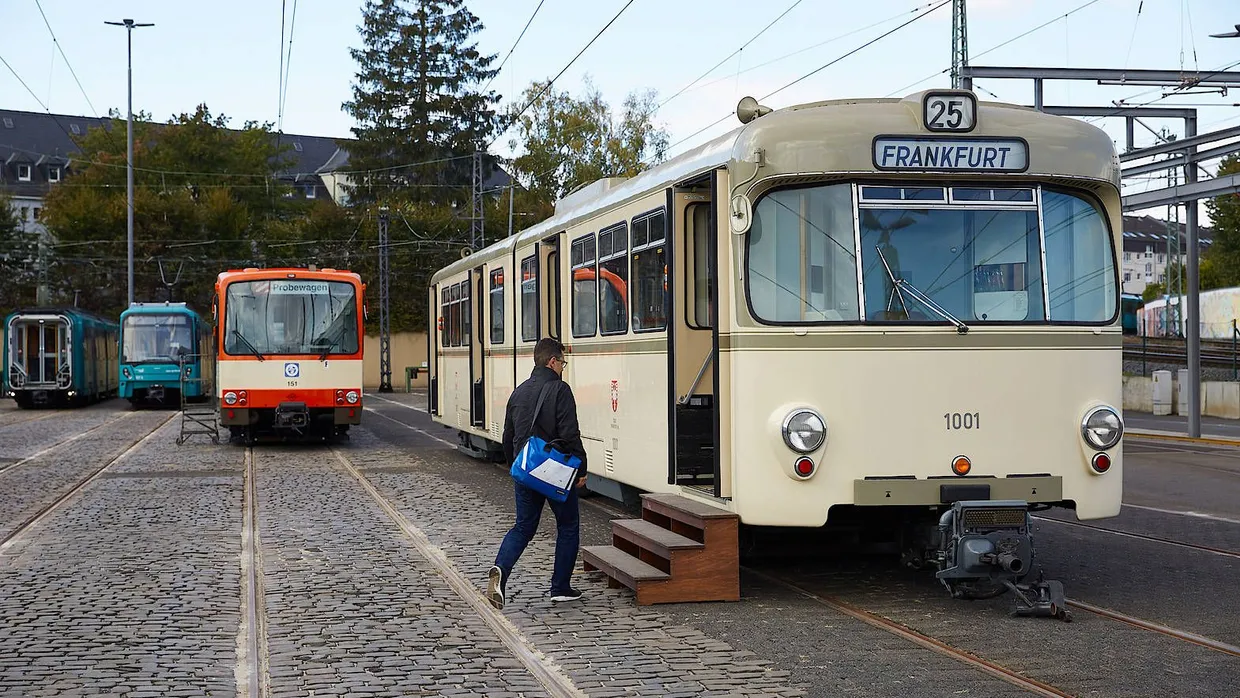 Oldtimer: Vom U1-Wagen (rechts) gab es in Frankfurt nur zwei Exemplare. Der U3-Zug daneben, der 1980 in die Stadt kam, befuhr lediglich die Linie U4.