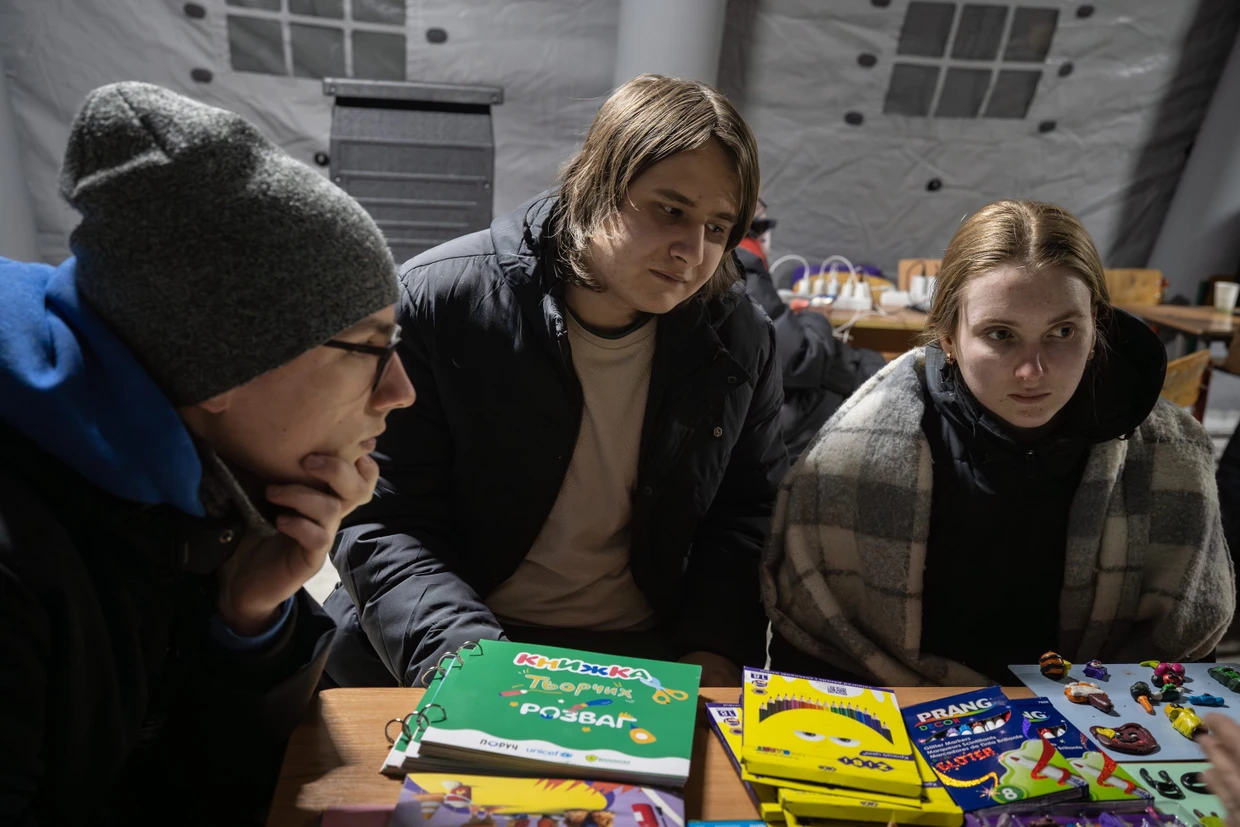 Ladestation und Spielraum: Kiewer Bewohner in einem Wärmezelt