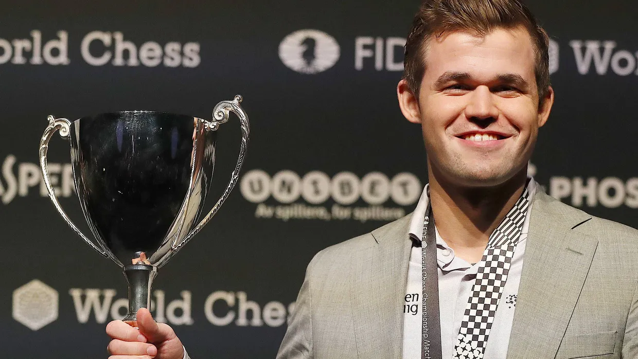 Da ist der Pokal: Magnus Carlsen ist wieder Weltmeister im Schach.