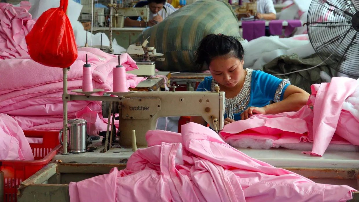 Arbeiterin in einer Textilfabrik im Südosten Chinas