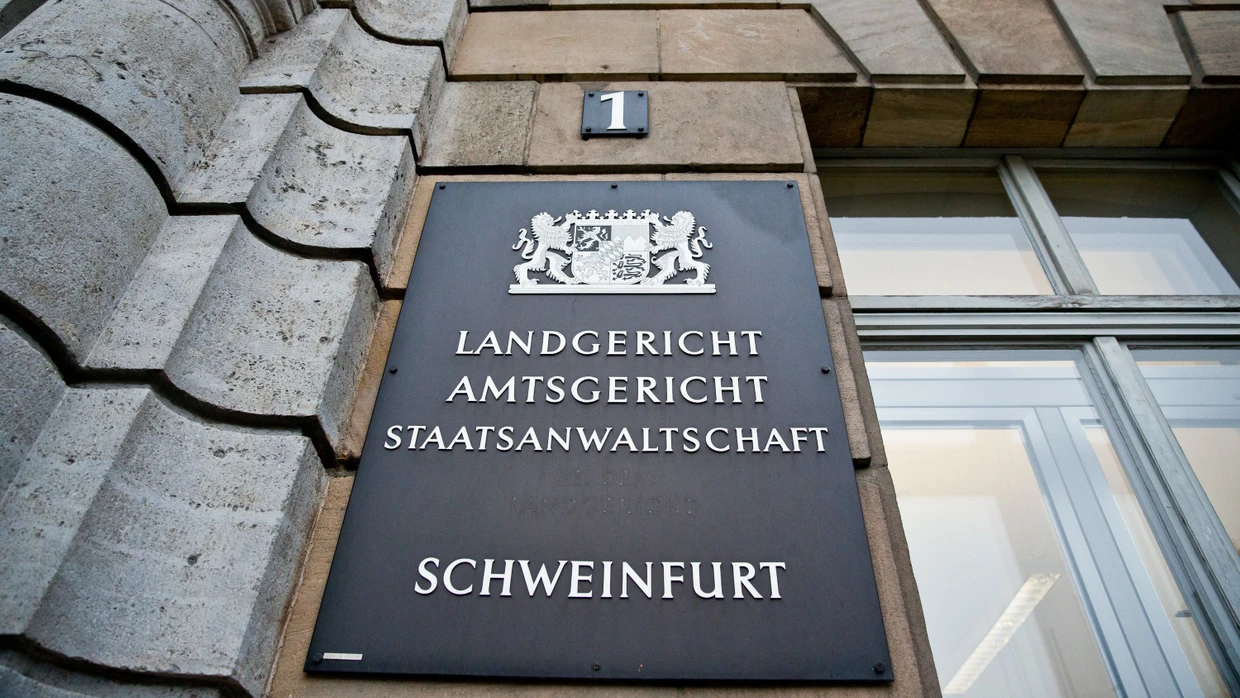 „Landgericht, Amtsgericht, Staatsanwaltschaft" ist auf einer Tafel am Eingang vom Landgericht in Schweinfurt zu lesen.