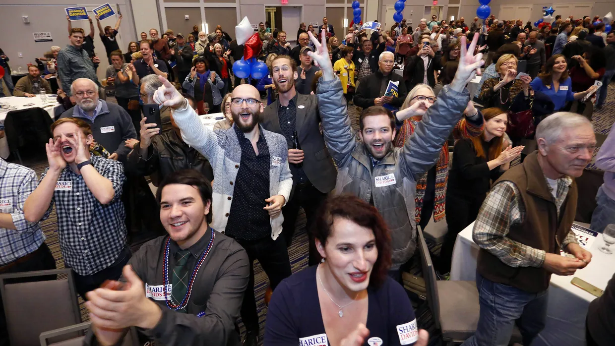 Demokraten in Olathe, Kansas, feiern am 6. November den Einzug ihrer Kandidatin Sharice Davids ins Repräsentantenhaus.