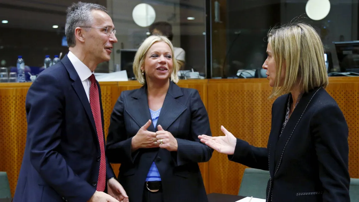 Beratungen in Brüssel: die EU-Außenbeauftragte Federica Mogherini mit Nato-Generalsekretär Jens Stoltenberg und der dänischen Verteidigungsministerin Jeanine Hennis-Plasschaert vor Beginn der Sitzung