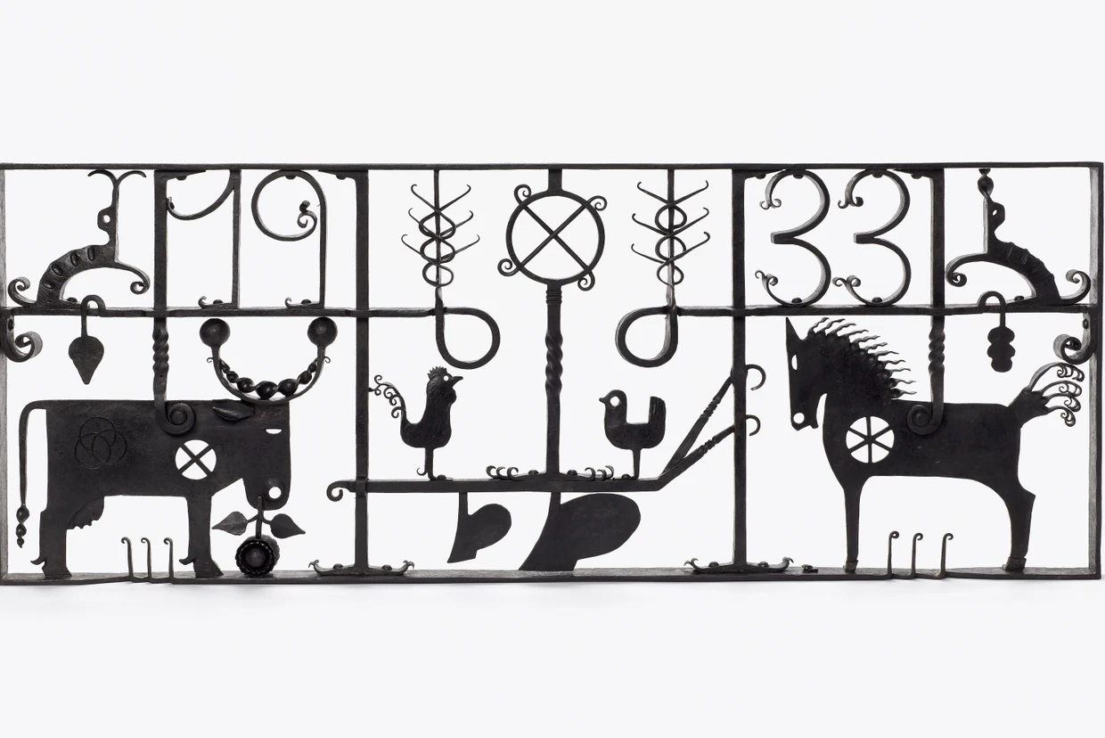 Im Jahr 1933 wurde alles anders, und Ludolf Buuk aus der Werkstatt des Renommier-Eisenschmieds Siegfried Prütz arbeitete denn auch sofort die einschneidende Zahl in ein Ziergitter ein.