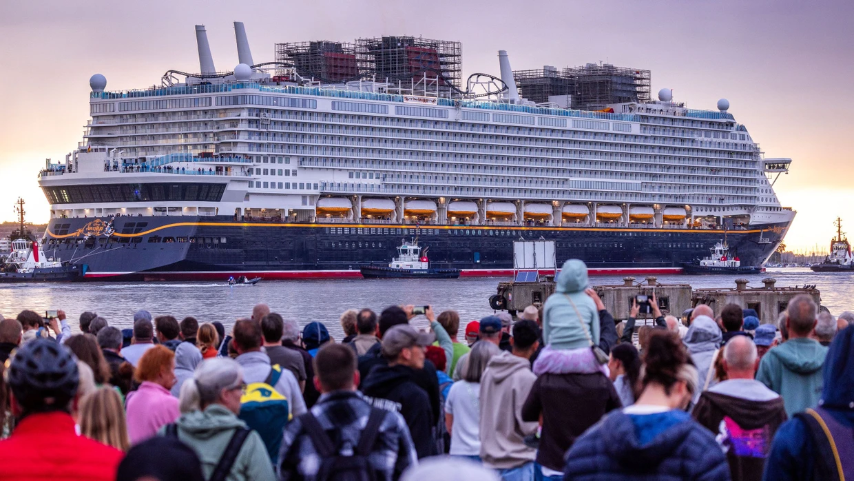 Das in der Wismarer Werft gebaute Kreuzfahrtschiff „Disney Adventure“ ist eines der weltweit größten Kreuzfahrtschiffe. Foto: Jens Büttner/dpa +++ dpa-Bildfunk ++