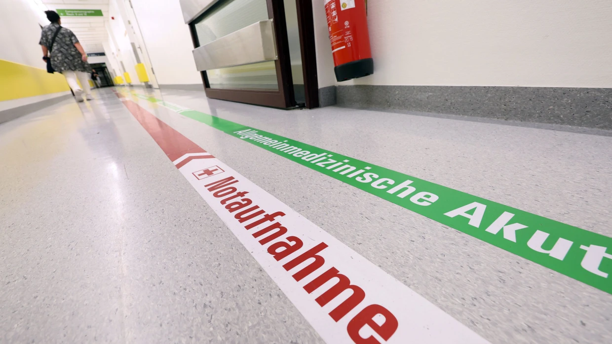Änderungen stehen bevor: Ein Wegweiser leitet im Universitätsklinikum Augsburg zur Notaufnahme.