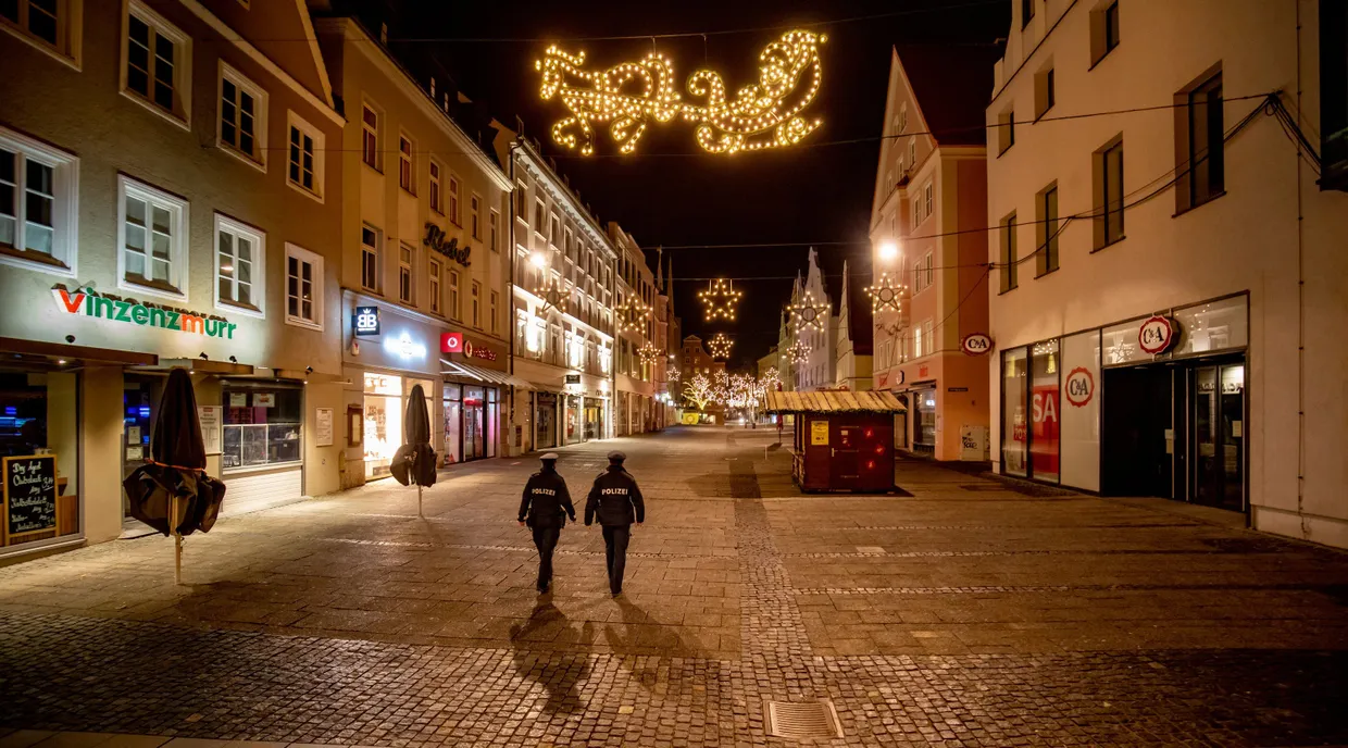 Wenn überhaupt, dann nur so kurz wie möglich und so konsequent wie nötig, empfiehlt der Ethikrat: Während des Lockdowns Ende 2020 patrouillieren Polizisten in der Innenstadt von Ingolstadt.