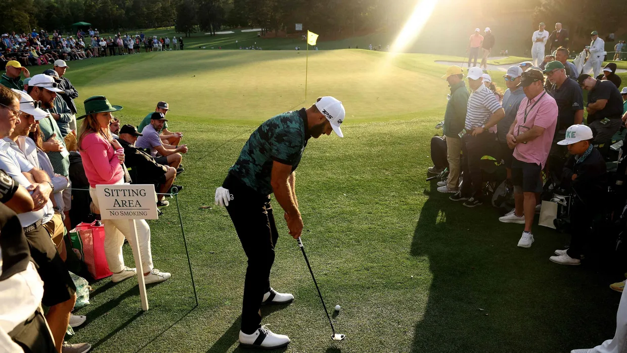 Von zahlreichen Fans beobachtet: Golfer Dustin Johnson beim Masters in Augusta