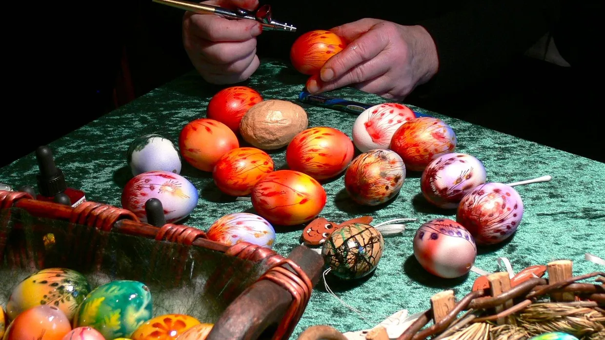 Handarbeit: Im Heimatmuseum in Seulberg bieten Kunsthandwerker nicht nur verzierte Eier an, man kann ihnen auch bei der Arbeit zusehen.