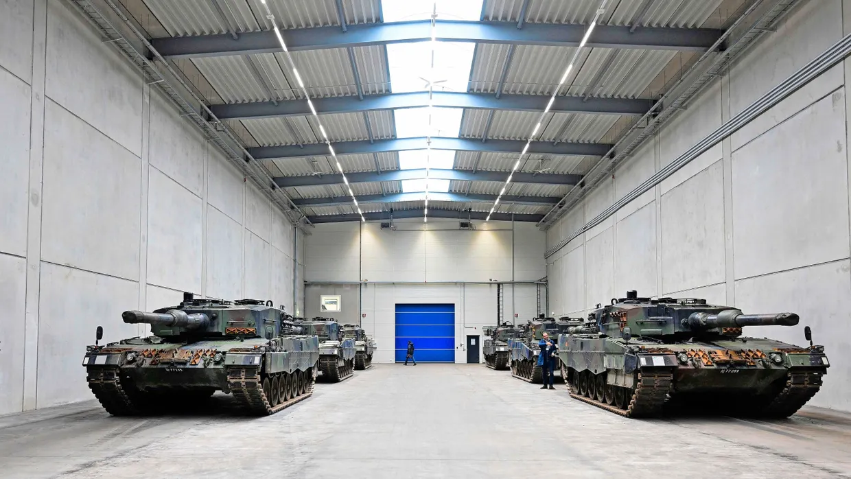Leopard 2 Panzer in einer Werkshalle des Rüstungsherstellers Rheinmetall