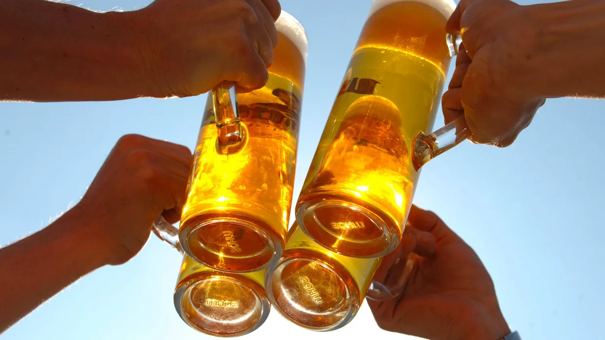 Prostpreis: Frankfurt liegt mit seinen Bierpreisen weltweit nur im Mittelfeld. Aber auch unter deutschen Großstädten kann Frankfurt nicht glänzen.