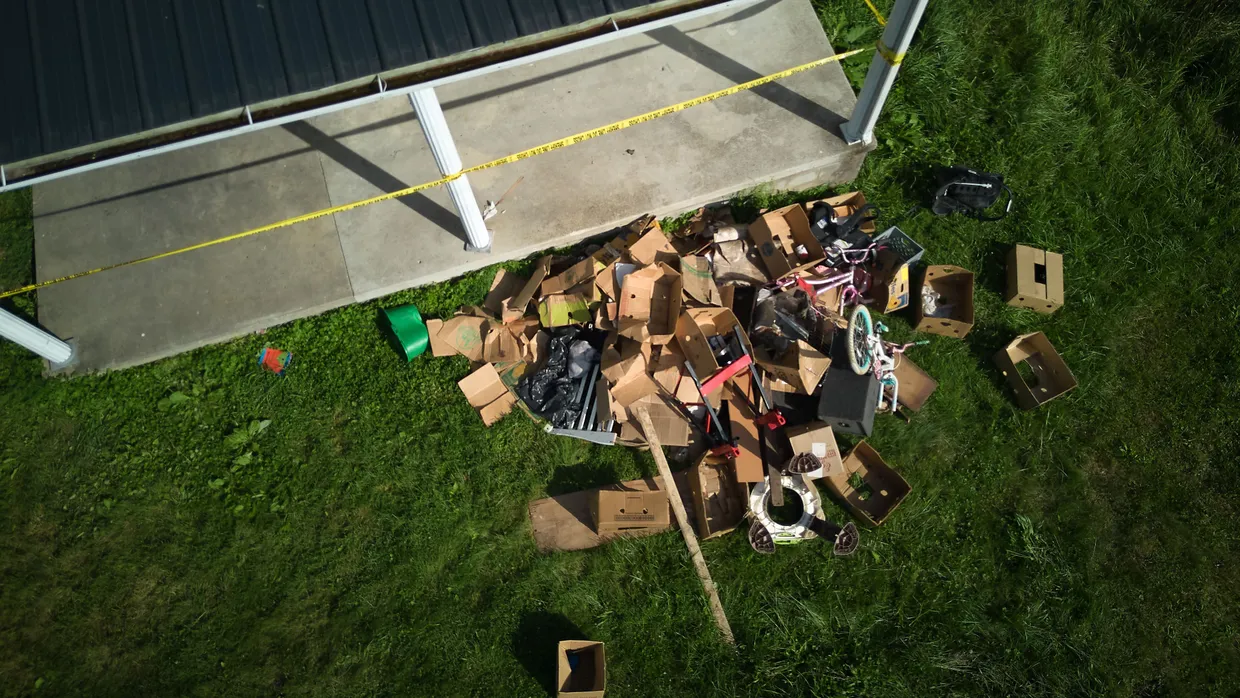 Voller Unrat: Der Vorgarten eines Hauses in Ohio, aus dem die Behörden 16 Kinder in Sicherheit gebracht haben