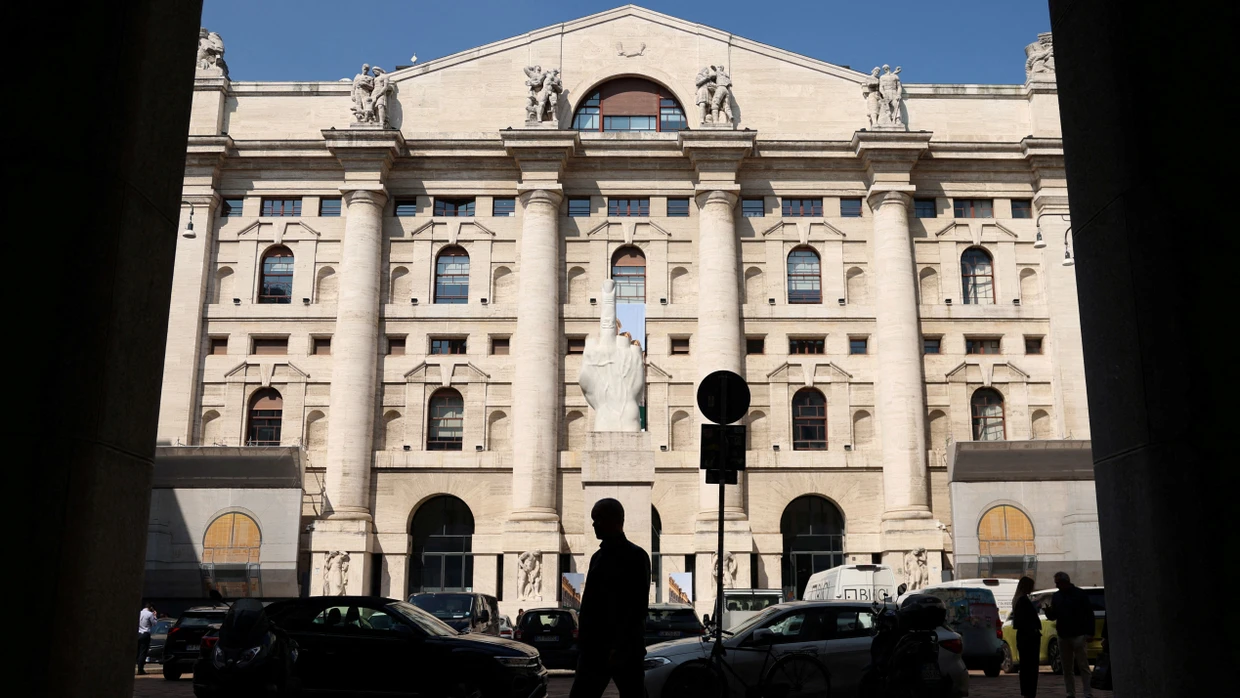 Die Mailänder Börse mit einer Skulptur von Maurizio Cattelan im Vordergrund
