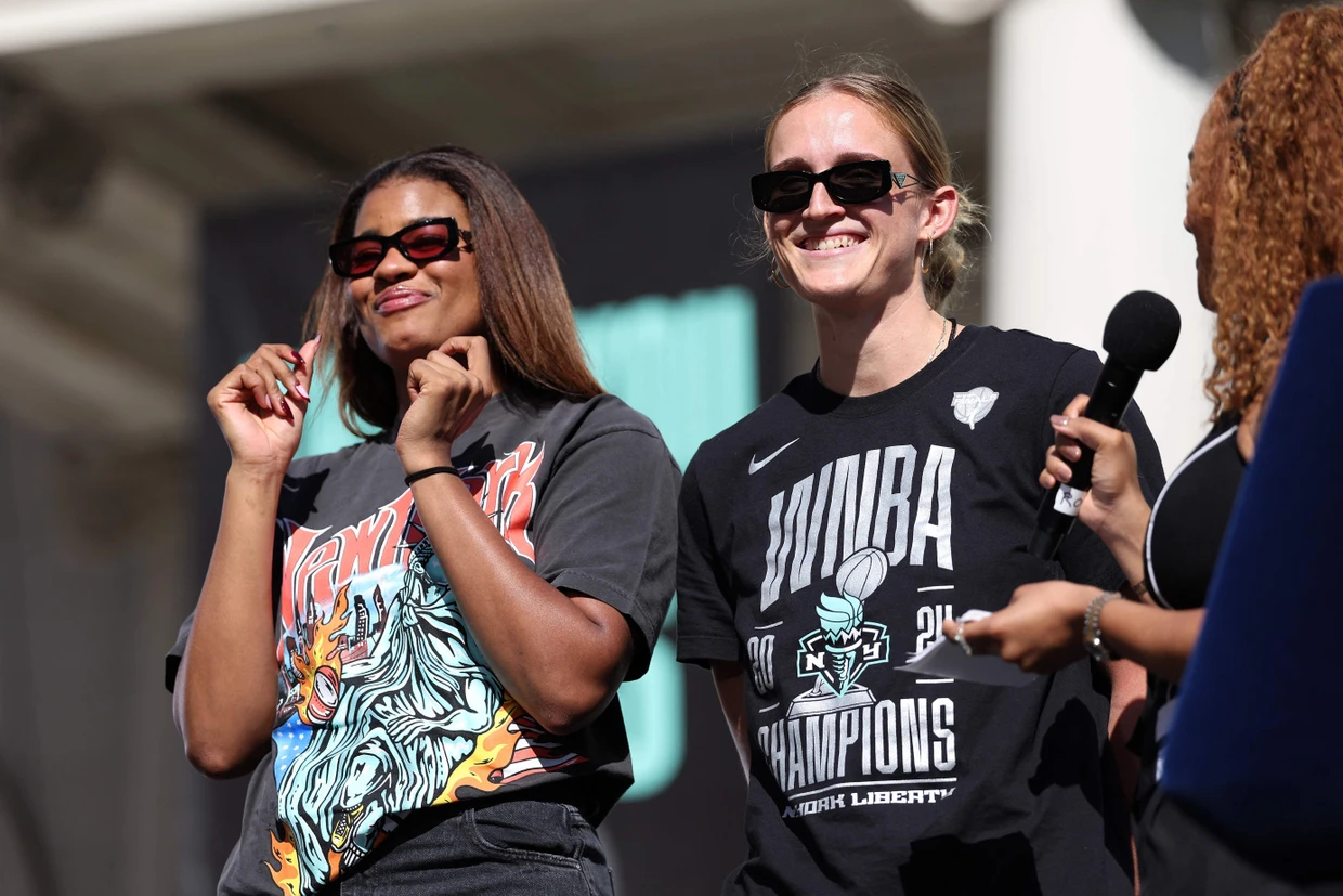 Nyara Sabally (links) und Leonie Fiebich feiern den Titel 2024 mit New York Liberty in der WNBA.