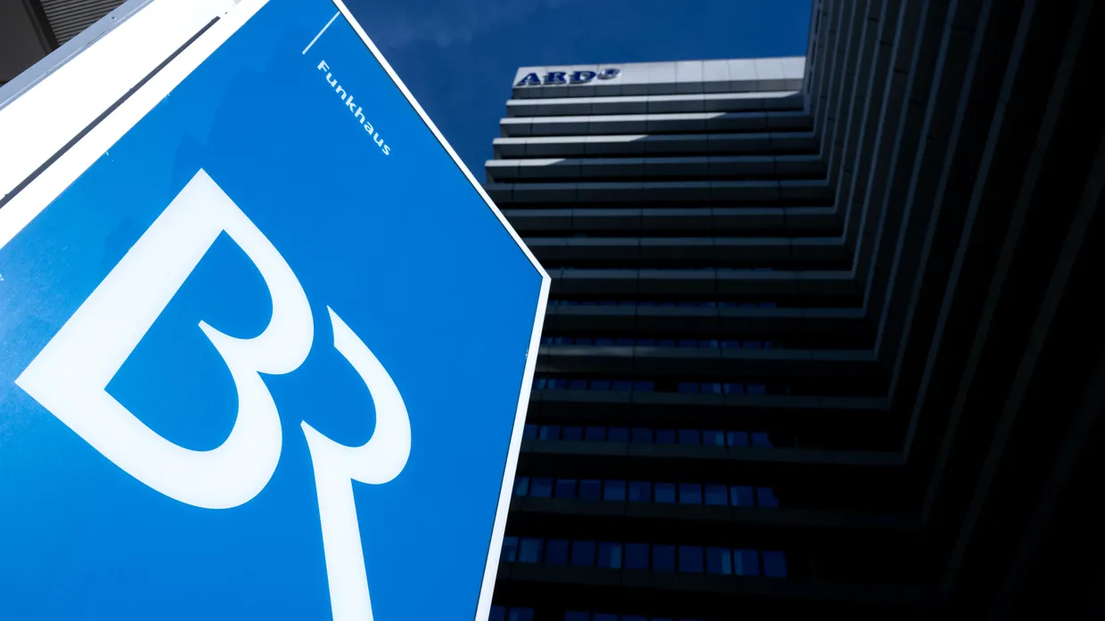Das Logo des Bayerischen Rundfunks am Funkhaus in München
