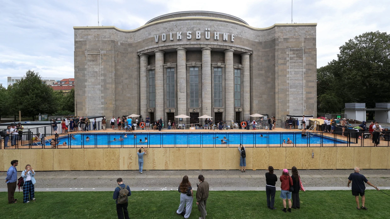 Ein Blick auf das temporäre Schwimmbecken vor der Berliner Volksbühne.