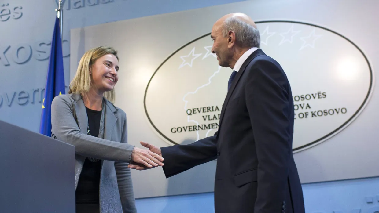 Federica Mogherini und Isa Mustafa beglückwünschen sich nach langen Verhandlungen.