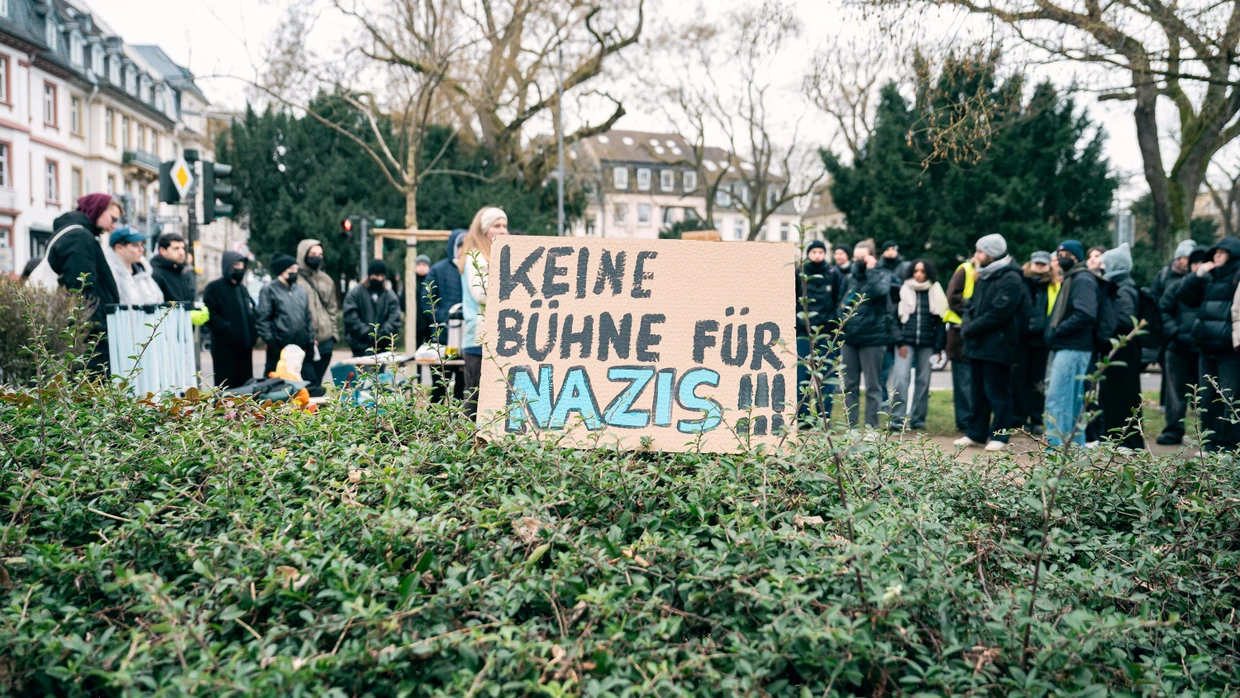 Protest gegen die Teilnahme der AfD an einer Diskussion in einer Frankfurter Schule