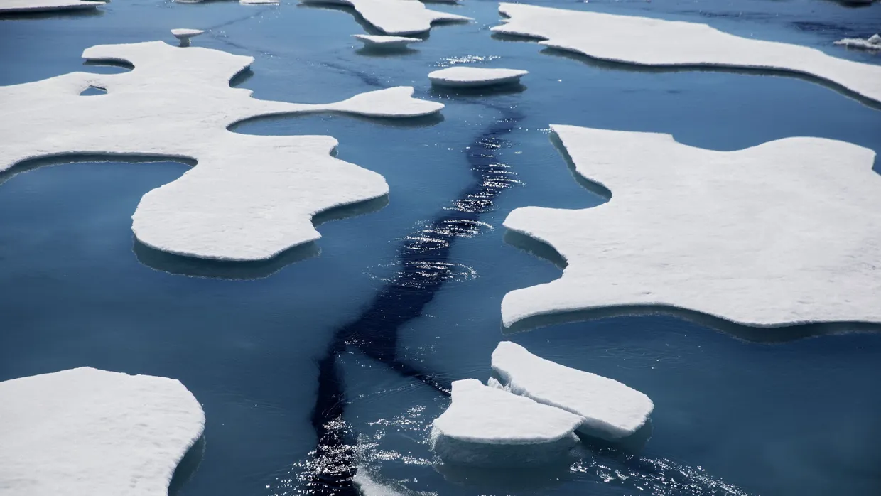 Gebrochenes Meereis im arktischen Ozean: Der Klimawandel führt insbesondere an den Polen zu einem starken Anstieg der Durchschnittstemperatur.