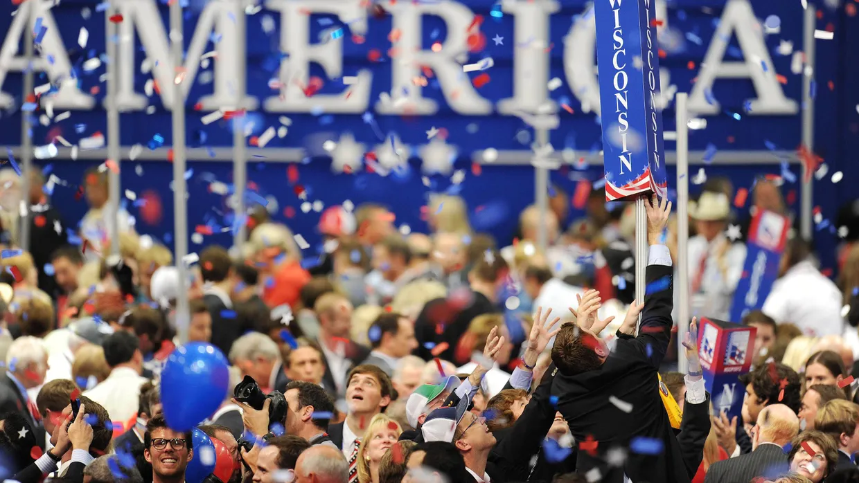 Republikaner bauen das Parteitags-Zeichen der Wisconsin-Delegation ab