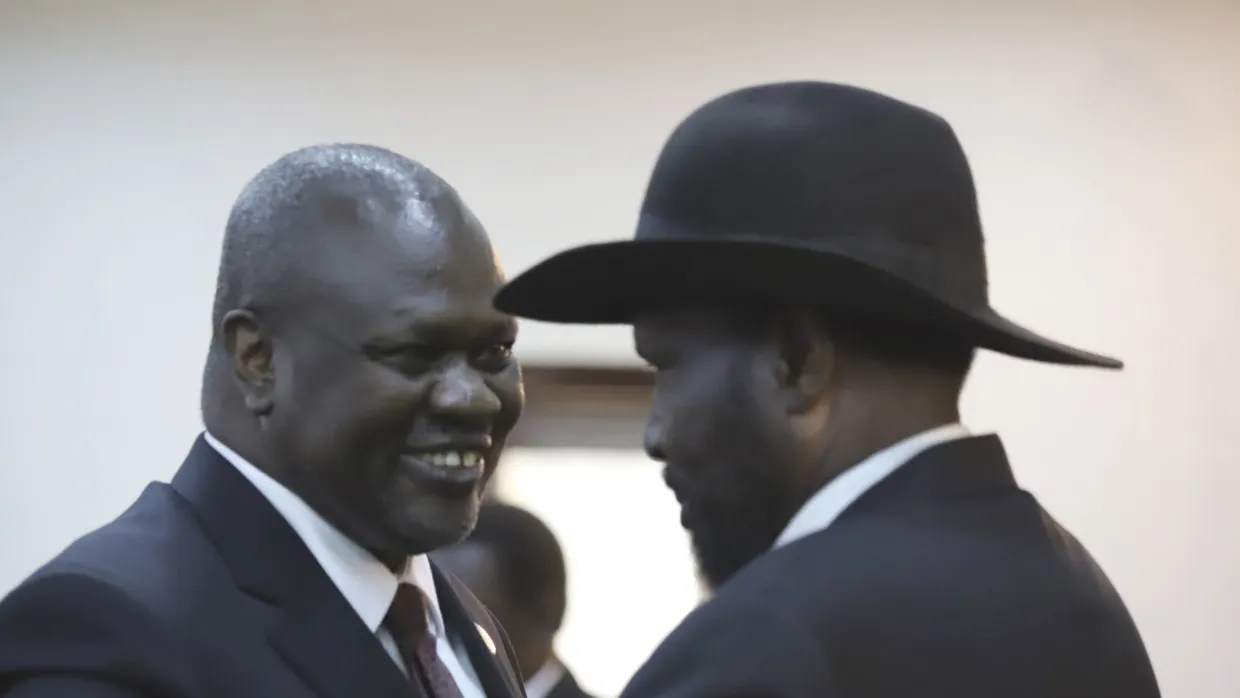 Vor fünf Jahren noch gemeinsam in der Regierung: Der Präsident des Südsudans, Salva Kiir, (rechts) und sein erster Stellvertreter, Riek Machar (links) nach der Vereidigung Machars zum Vizepräsidenten im Februar 2020