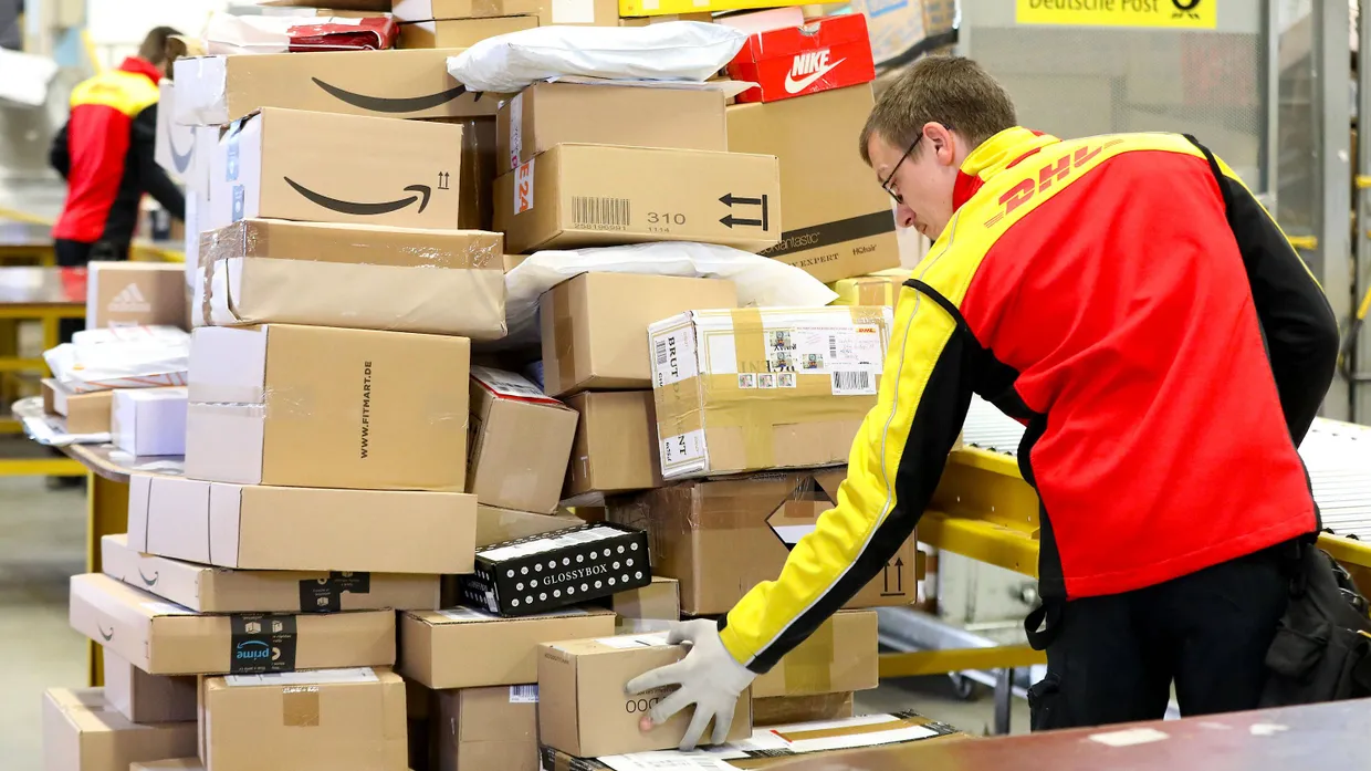 In dieser Zustellbasis der Deutschen Post herrscht Hochbetrieb: Derzeit werden so viele Pakte versendet wie sonst nur in der Vorweihnachtszeit.