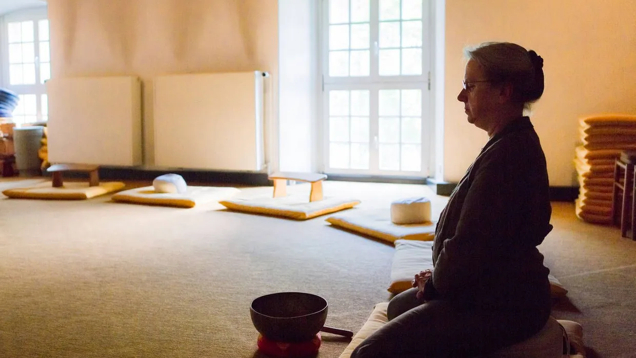 Gabriele-Verena Siemers, Abtässin des Klosters Wennigsen, meditiert im Kloster.