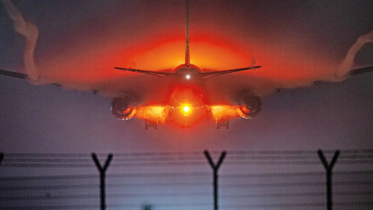 Am späten Abend wird es oft knapp: Ein Flugzeug landet bei Dunkelheit auf dem Frankfurter Flughafen.