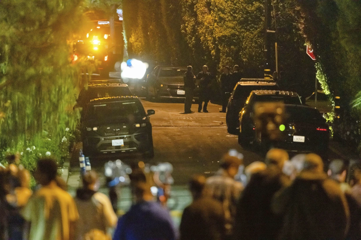 Schaulustige vor dem Haus der Reiners in Brentwood.