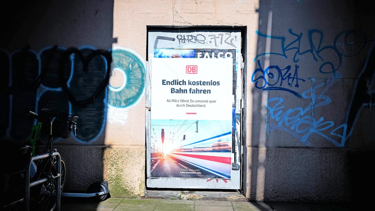 Auf eine solche Kampagne der Bahn werden wir wohl lange warten: Im März dieses Jahres tauchten einzelne gefälschte Werbeplakate für Gratisfahrten in Bahnhöfen auf.