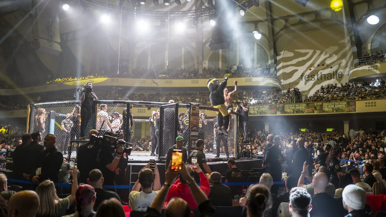 Es darf nun geprügelt werden: In der Frankfurter Festhalle zogen MMA-Kämpfer ein, um sich in einem Käfig gehörig die Visagen zu polieren.
