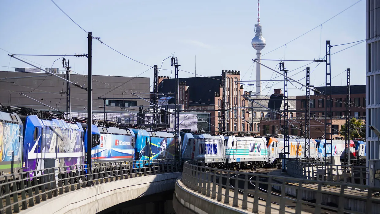 Der Lokzug des Netzwerks Europäischer Eisenbahnen fährt bei einer Protestfahrt aus dem Berliner Hauptbahnhof