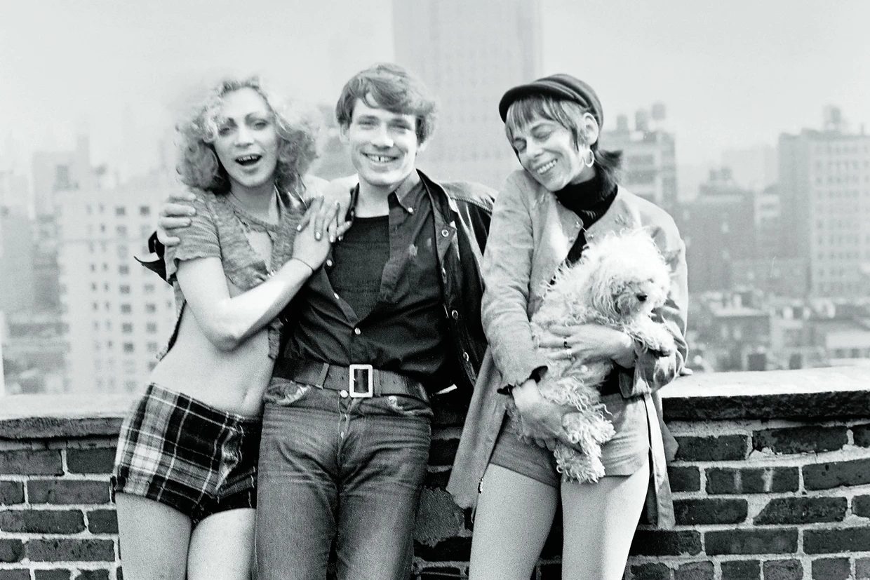 Rosa von Praunheim mit Begleiterinnen auf der Dachterrasse