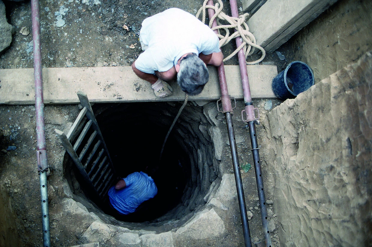 Archäologie trifft Forensik: Der Fundort der Knochen, der römischer Brunnen in Nida-Heddernheim, wird wie ein Tatort behandelt.