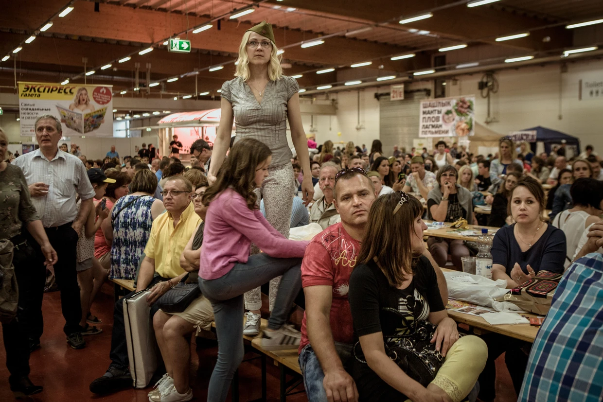 Besucher der Jarmarka Messe in Bad Salzuflen, die sich als „interkulturelles Festival für Menschen mit Wurzeln in Ländern der ehemaligen Sowjetunion“ versteht